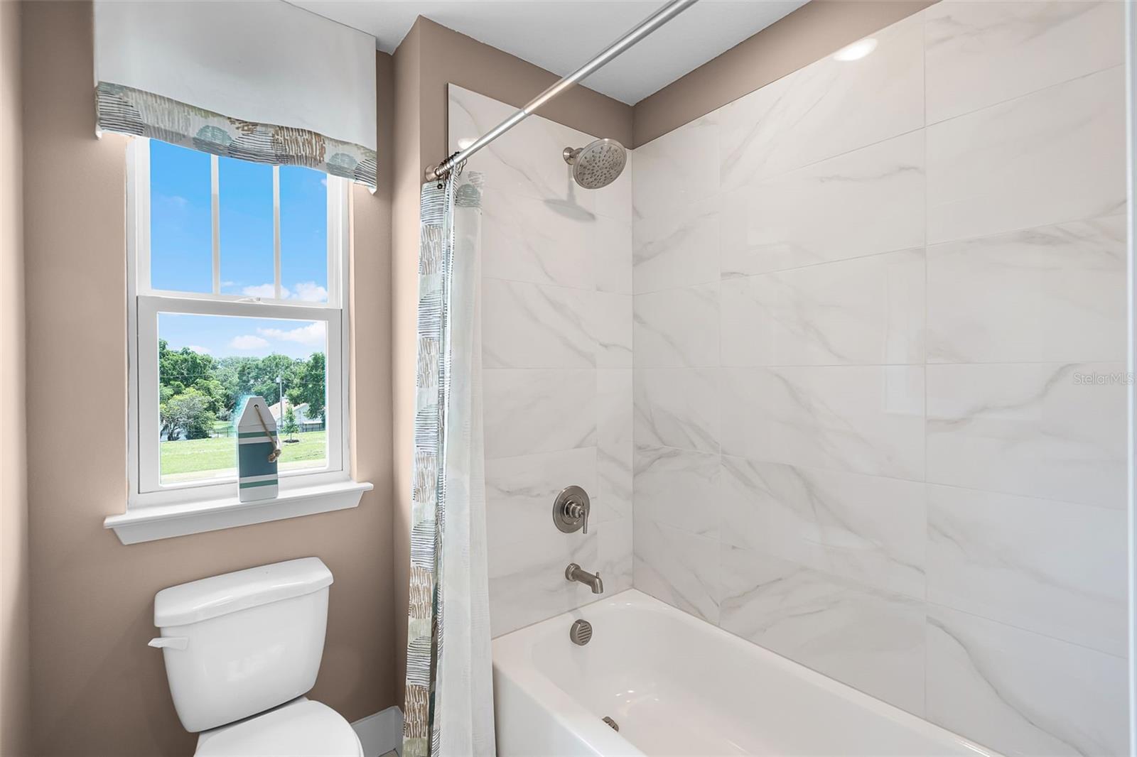 Image 17 of 23 For 815 Emerald Grove Drive