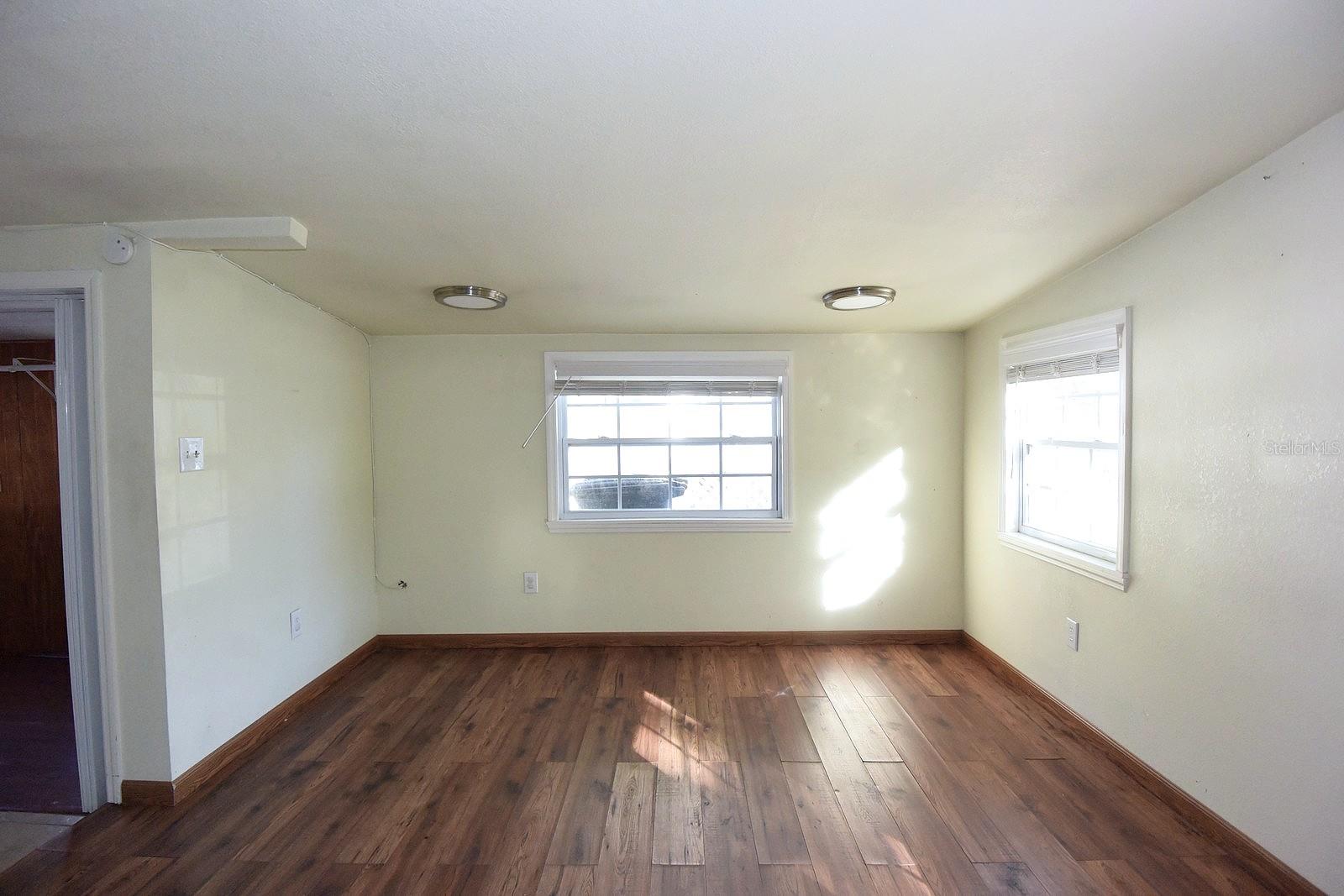 Image 13 of 45 For 704 Buckingham Avenue W