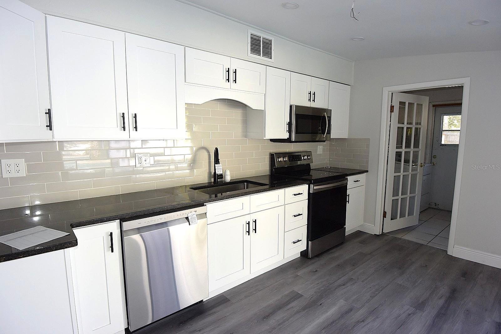 Image 17 of 45 For 704 Buckingham Avenue W