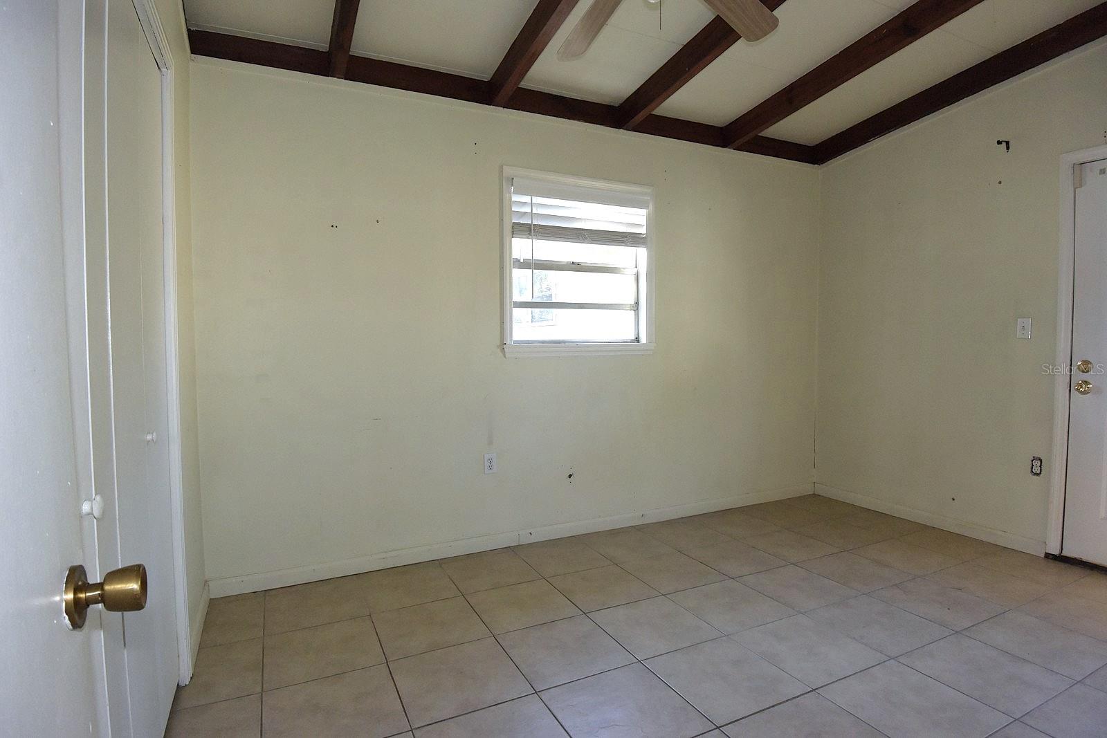 Image 18 of 45 For 704 Buckingham Avenue W