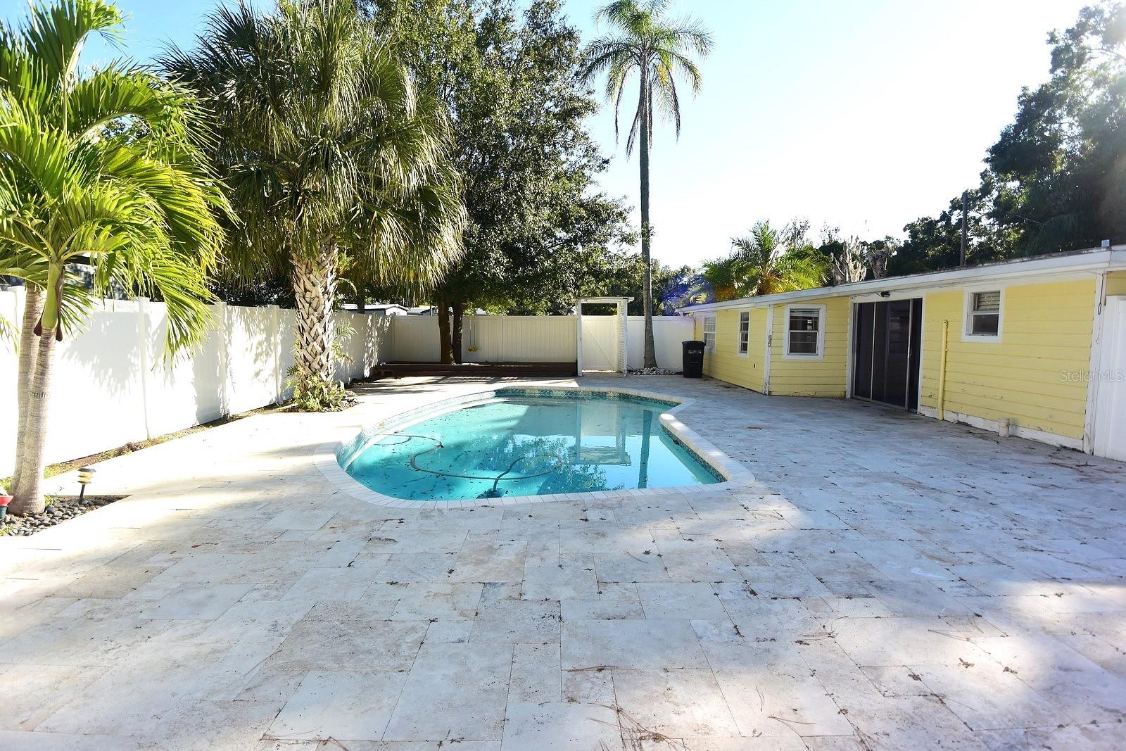 Image 2 of 45 For 704 Buckingham Avenue W