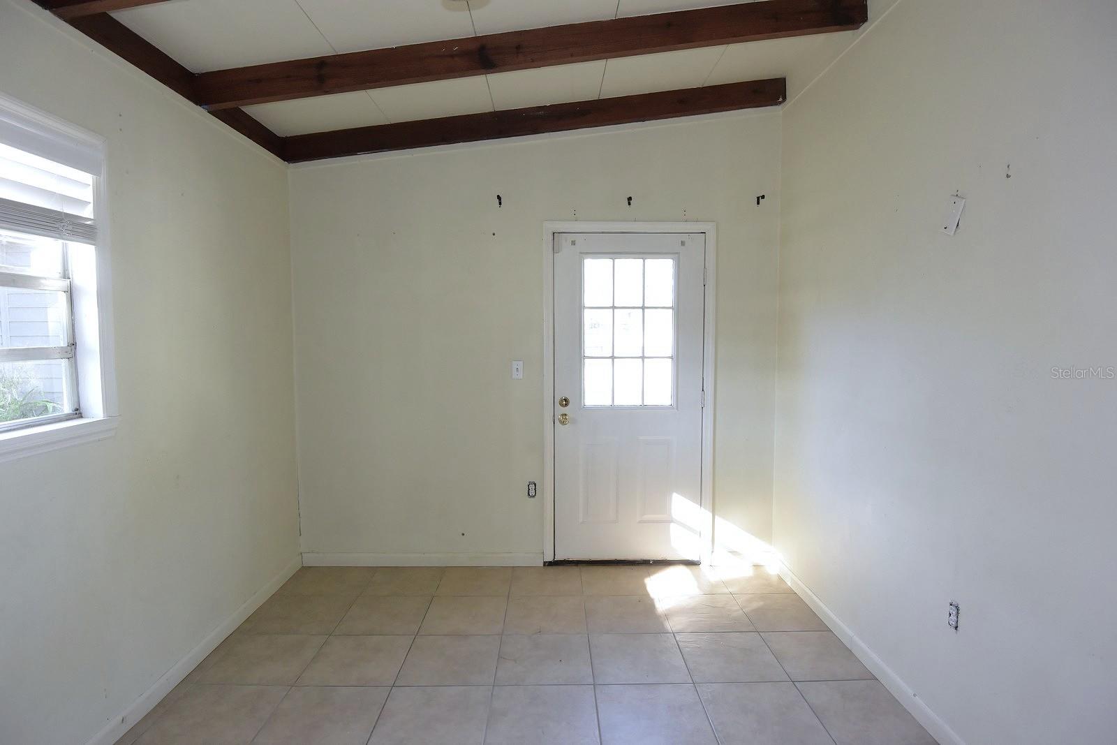 Image 20 of 45 For 704 Buckingham Avenue W