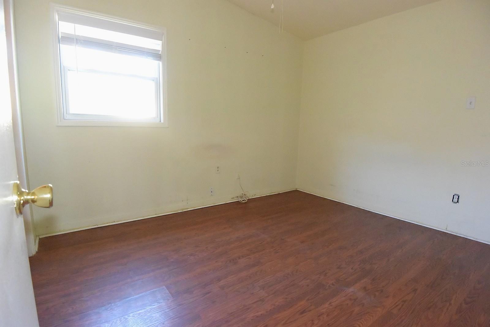 Image 23 of 45 For 704 Buckingham Avenue W