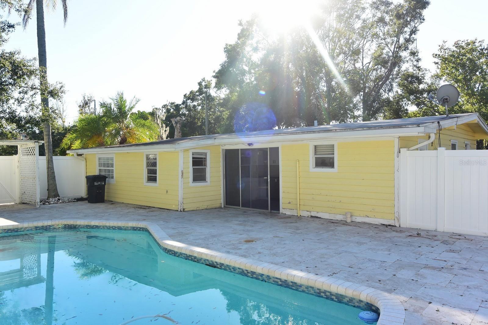 Image 30 of 45 For 704 Buckingham Avenue W