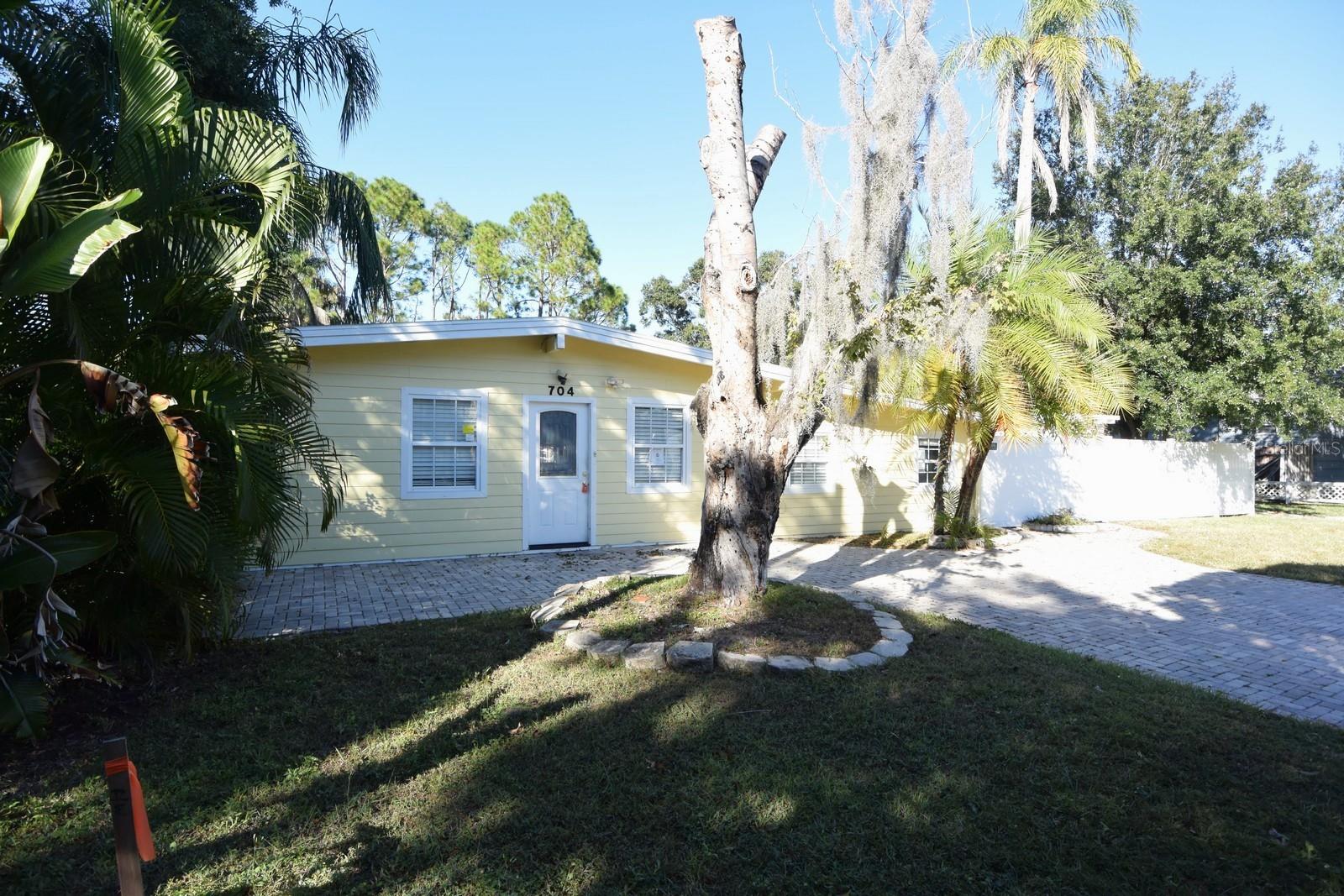 Image 31 of 45 For 704 Buckingham Avenue W