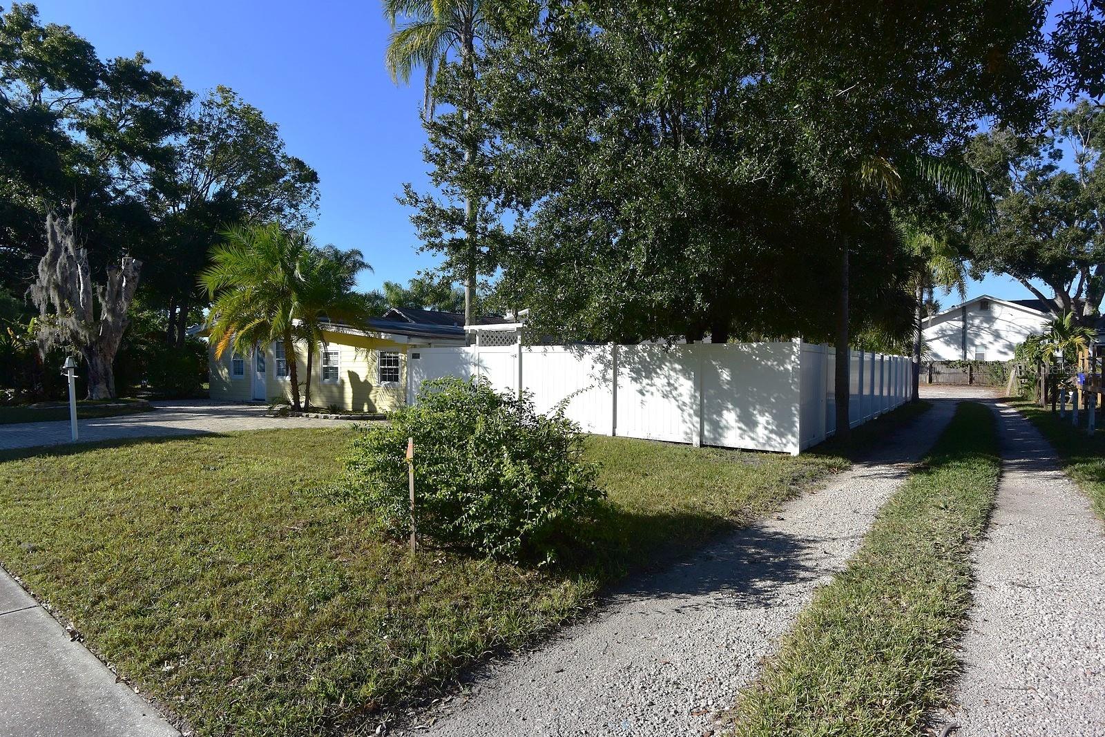 Image 32 of 45 For 704 Buckingham Avenue W