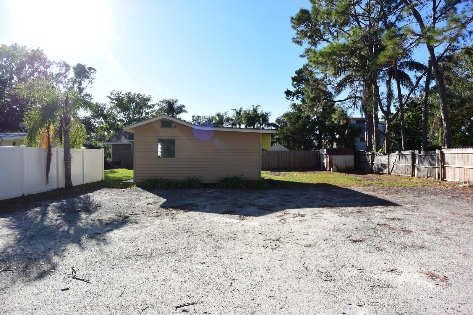 Image 33 of 45 For 704 Buckingham Avenue W