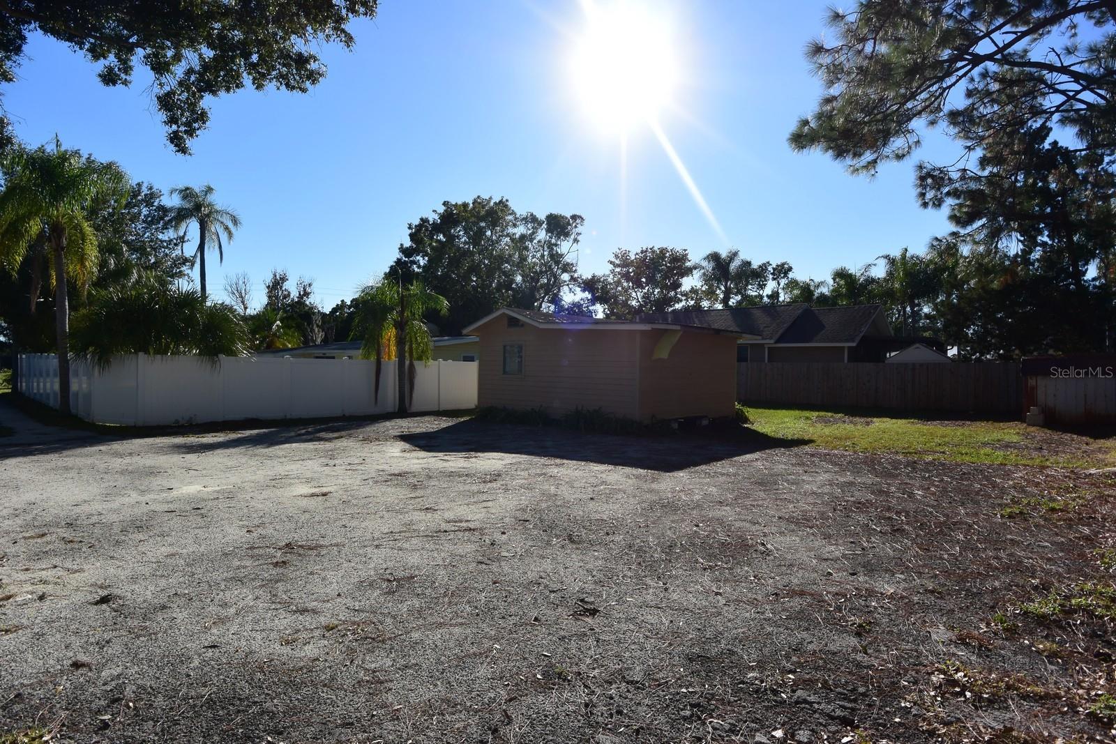 Image 35 of 45 For 704 Buckingham Avenue W