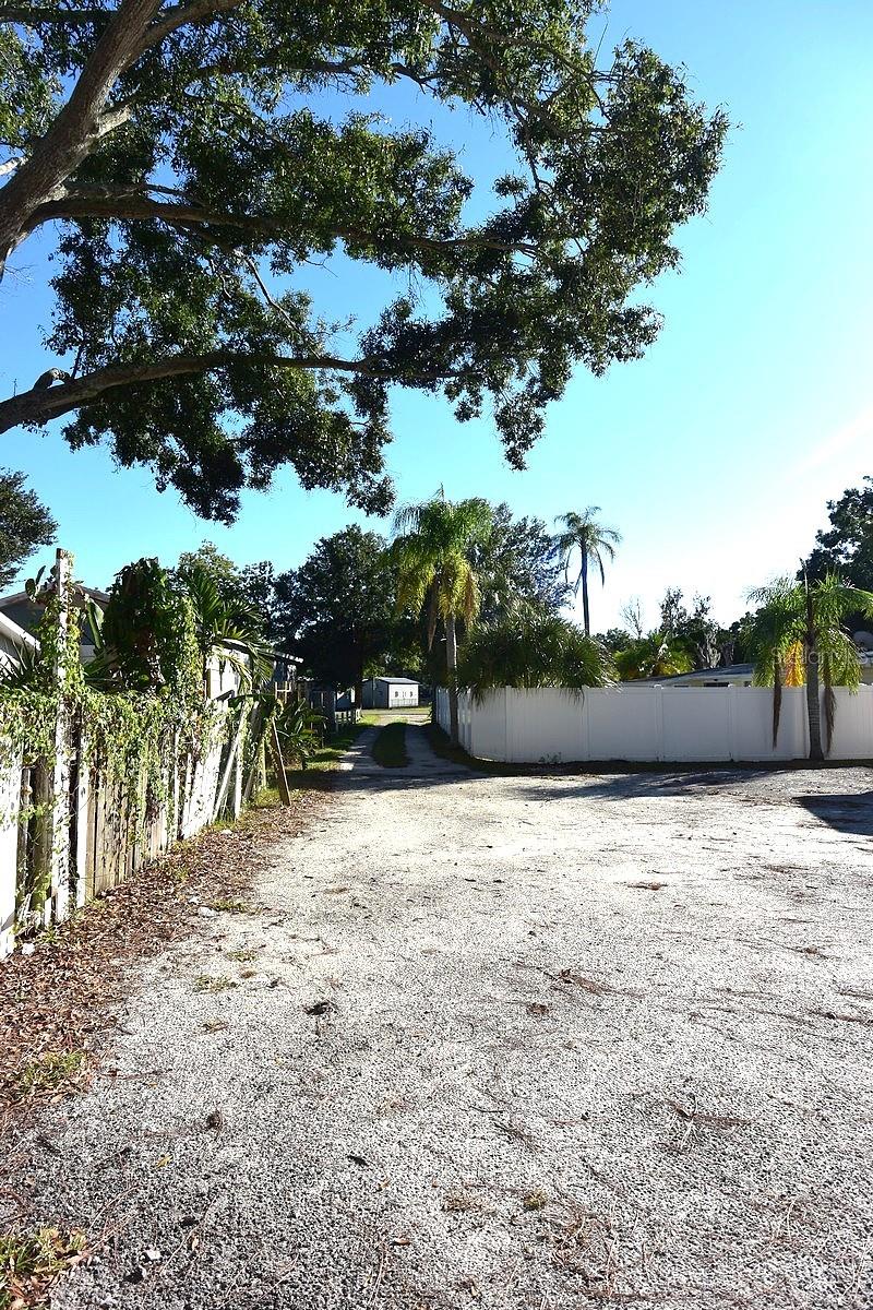 Image 36 of 45 For 704 Buckingham Avenue W