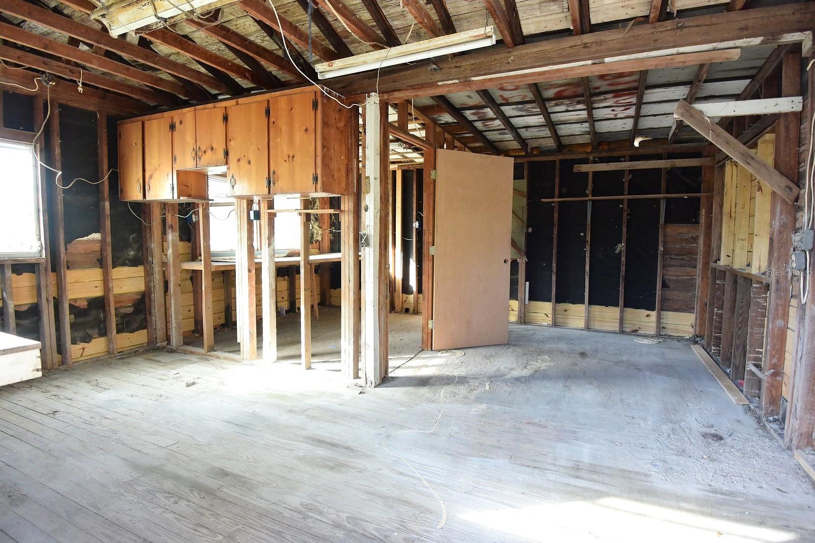 Image 39 of 45 For 704 Buckingham Avenue W