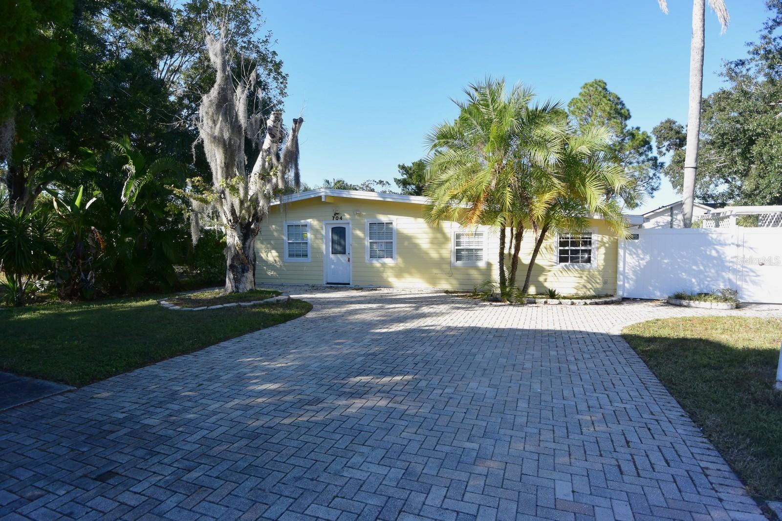 Image 4 of 45 For 704 Buckingham Avenue W