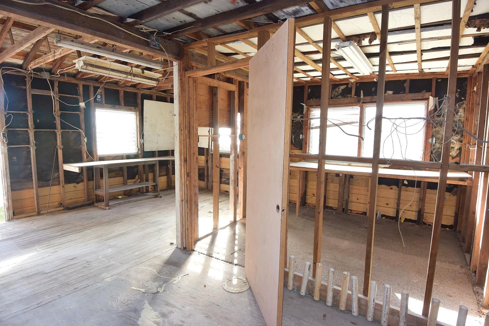 Image 40 of 45 For 704 Buckingham Avenue W