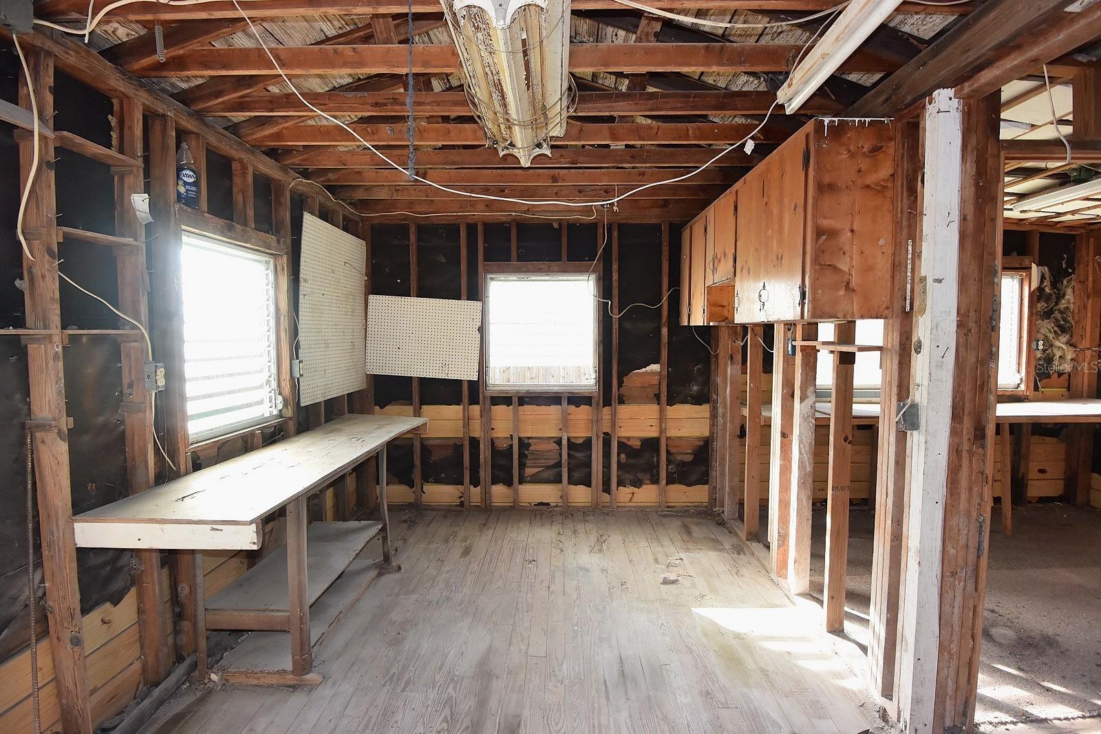 Image 41 of 45 For 704 Buckingham Avenue W