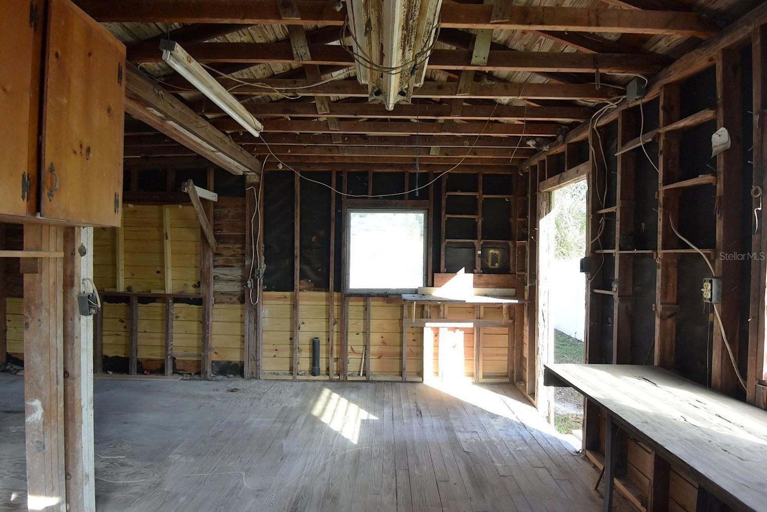 Image 42 of 45 For 704 Buckingham Avenue W