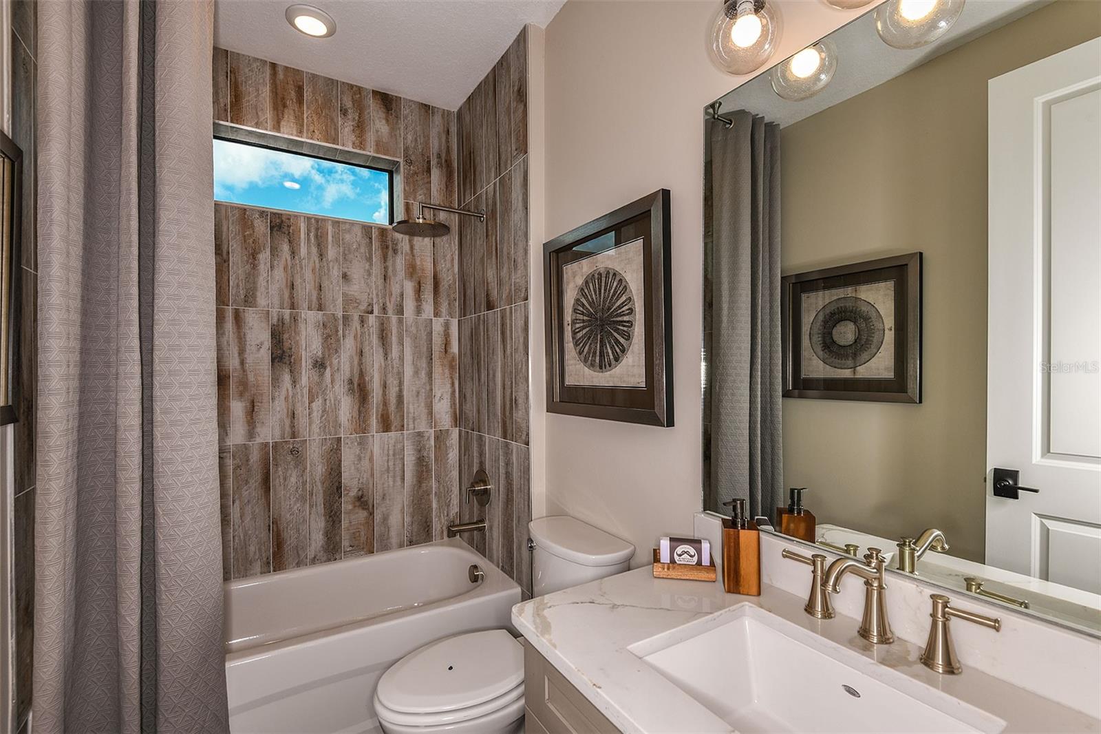 Image 32 of 77 For 18123 Cresswind Terrace