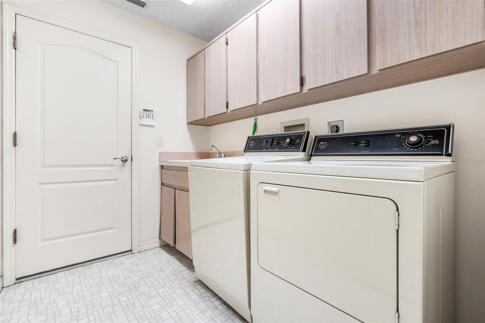 Image 32 of 49 For 1091 Tournament Drive