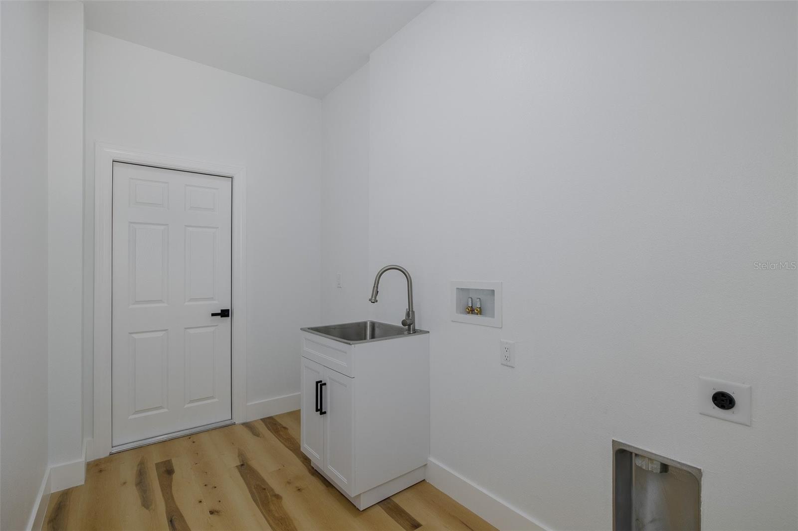 Listing photo id 20 for 11277 Fool Duck Avenue