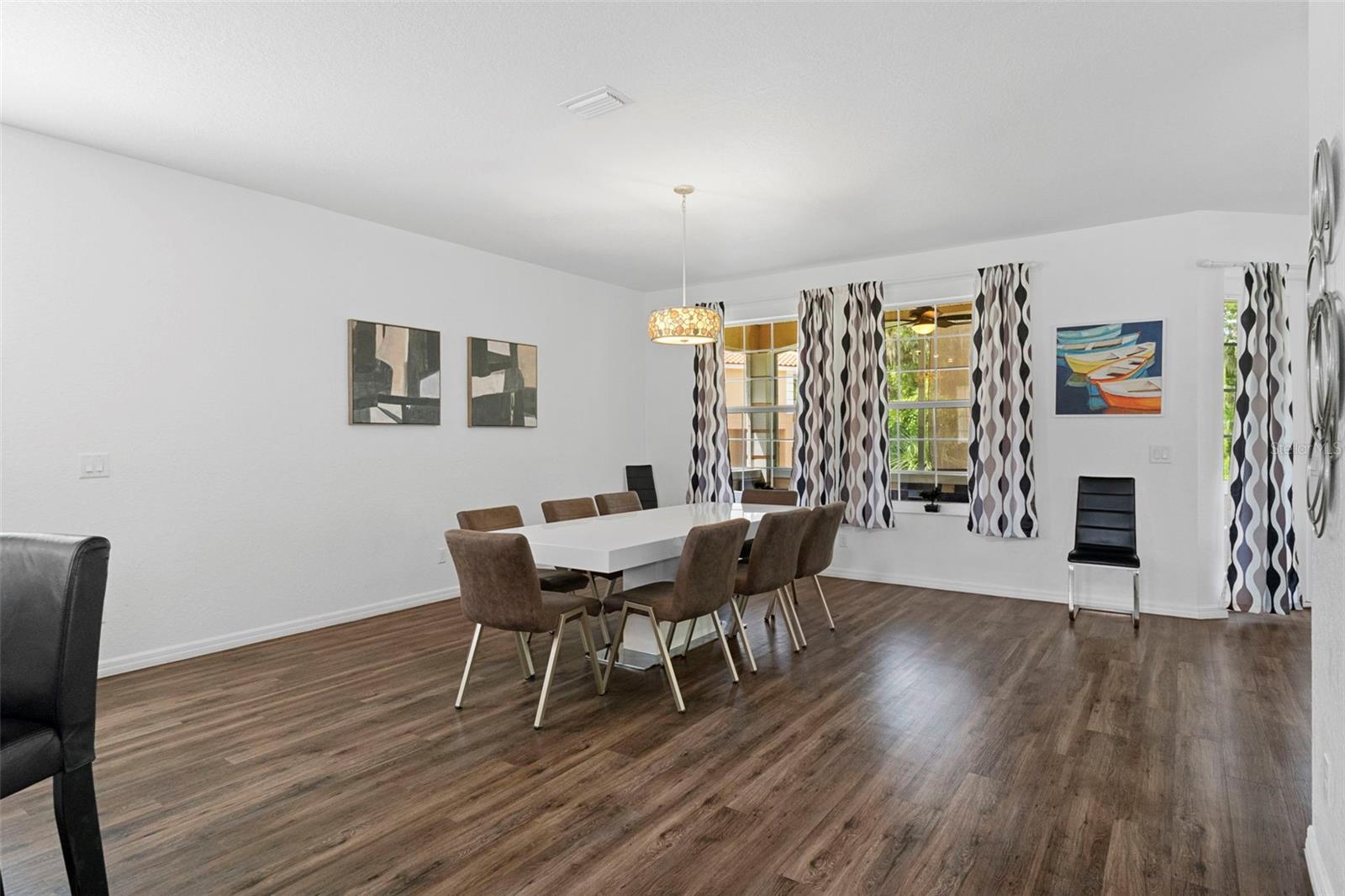 Listing photo id 8 for 4810 Amstel Drive 125