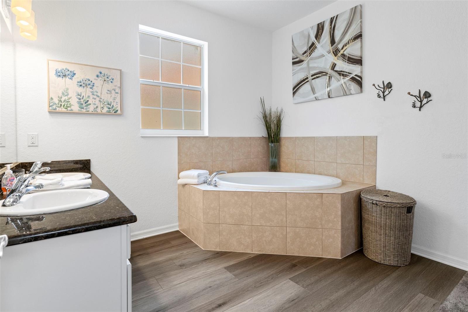 Listing photo id 16 for 4810 Amstel Drive 125