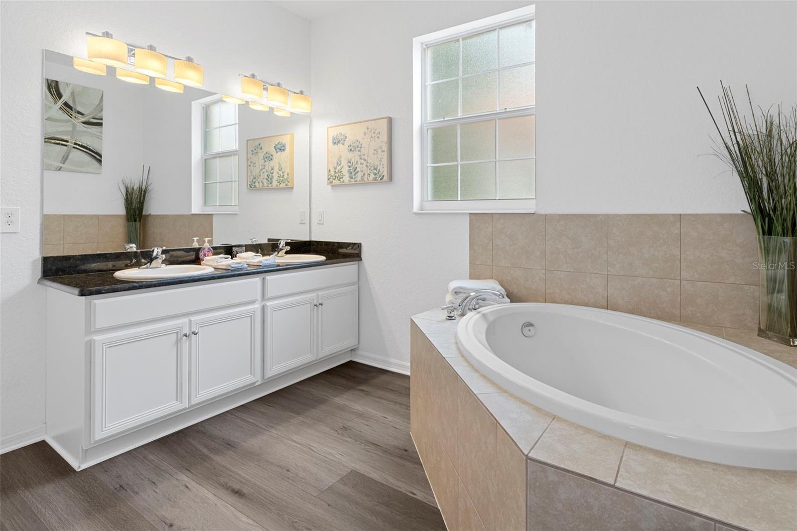 Listing photo id 19 for 4810 Amstel Drive 125