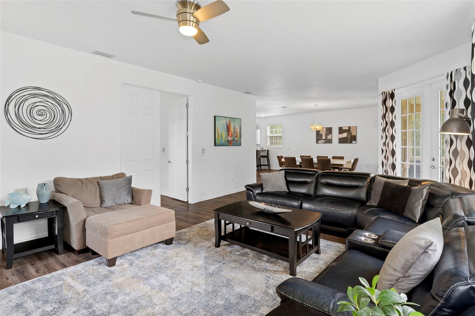Listing photo id 21 for 4810 Amstel Drive 125