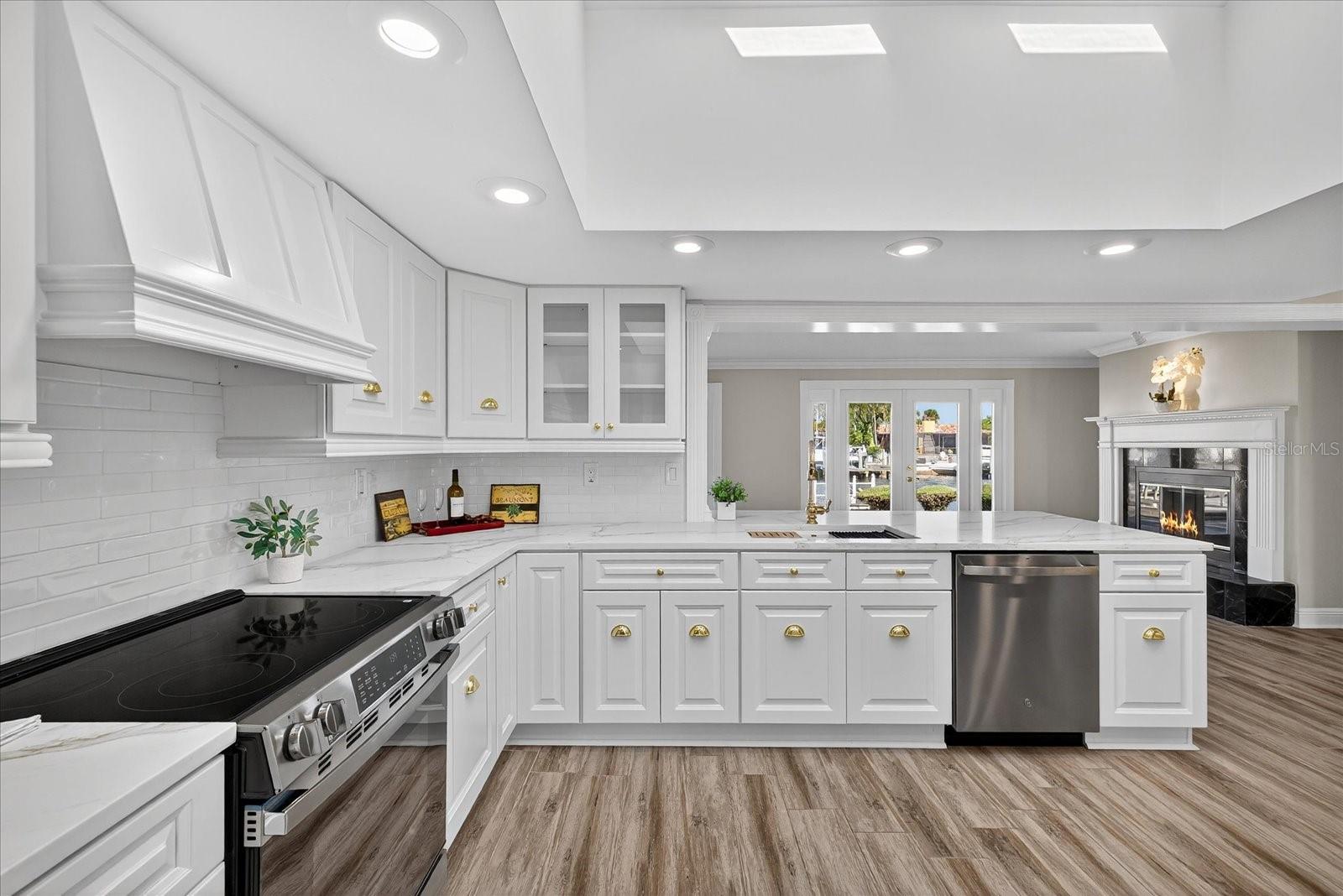 Image 5 of 94 For 3315 Seaway Drive