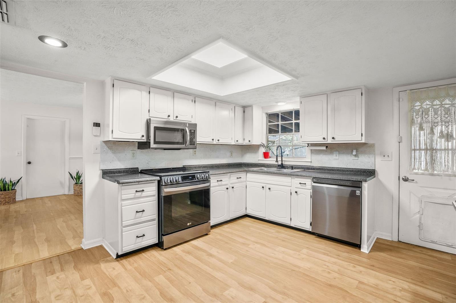 Listing photo id 6 for 37321 Hickory Hill Lane