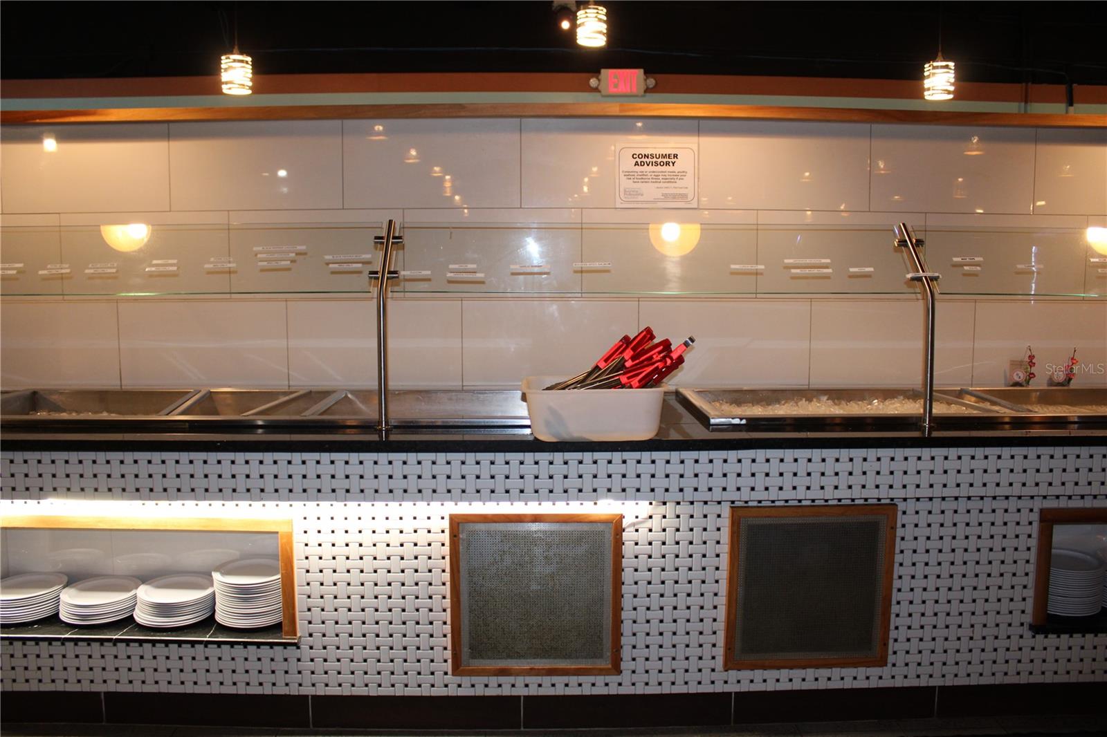 Listing photo id 11 for 5399 Commercial Way