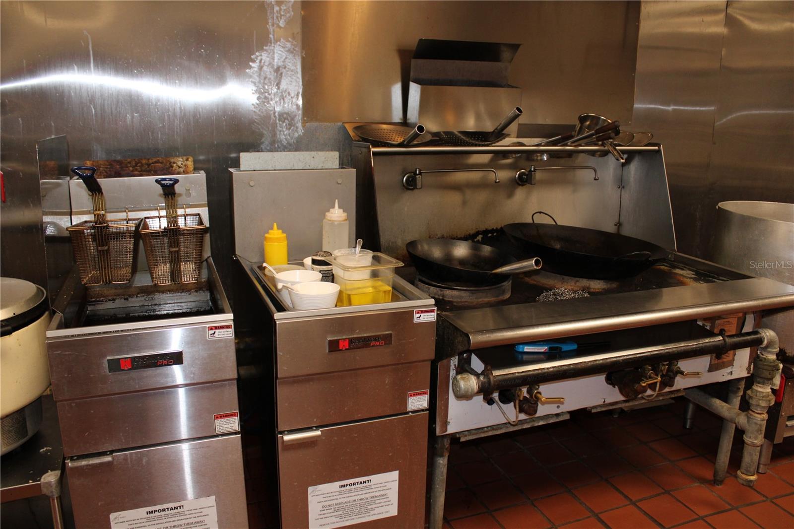 Listing photo id 13 for 5399 Commercial Way