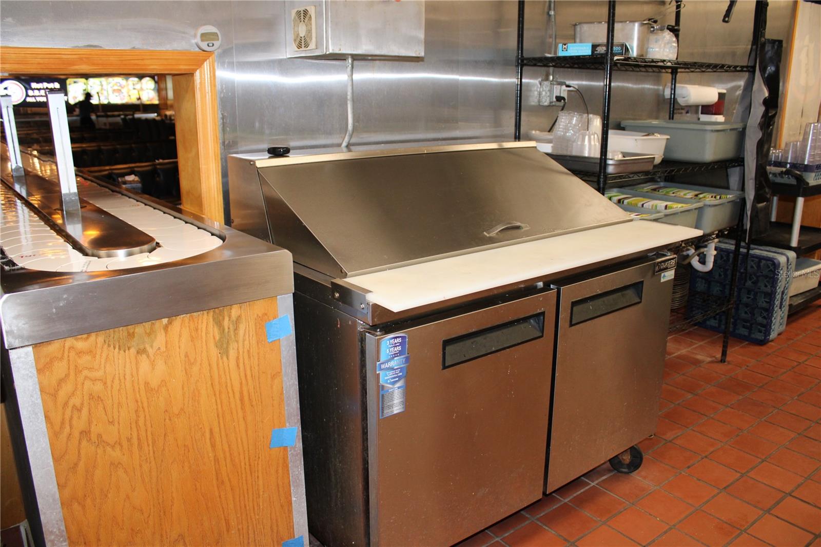 Listing photo id 14 for 5399 Commercial Way