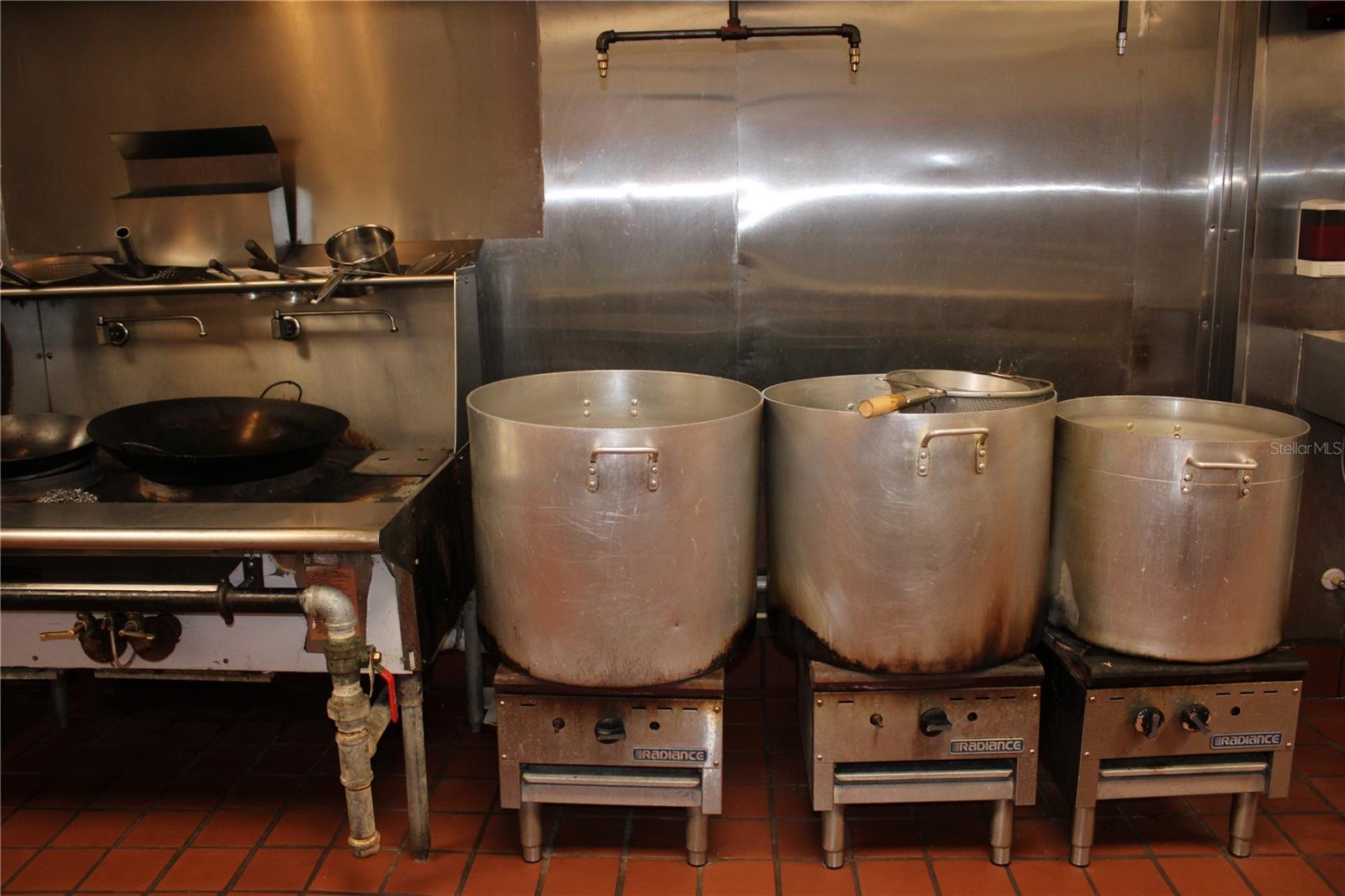 Listing photo id 15 for 5399 Commercial Way