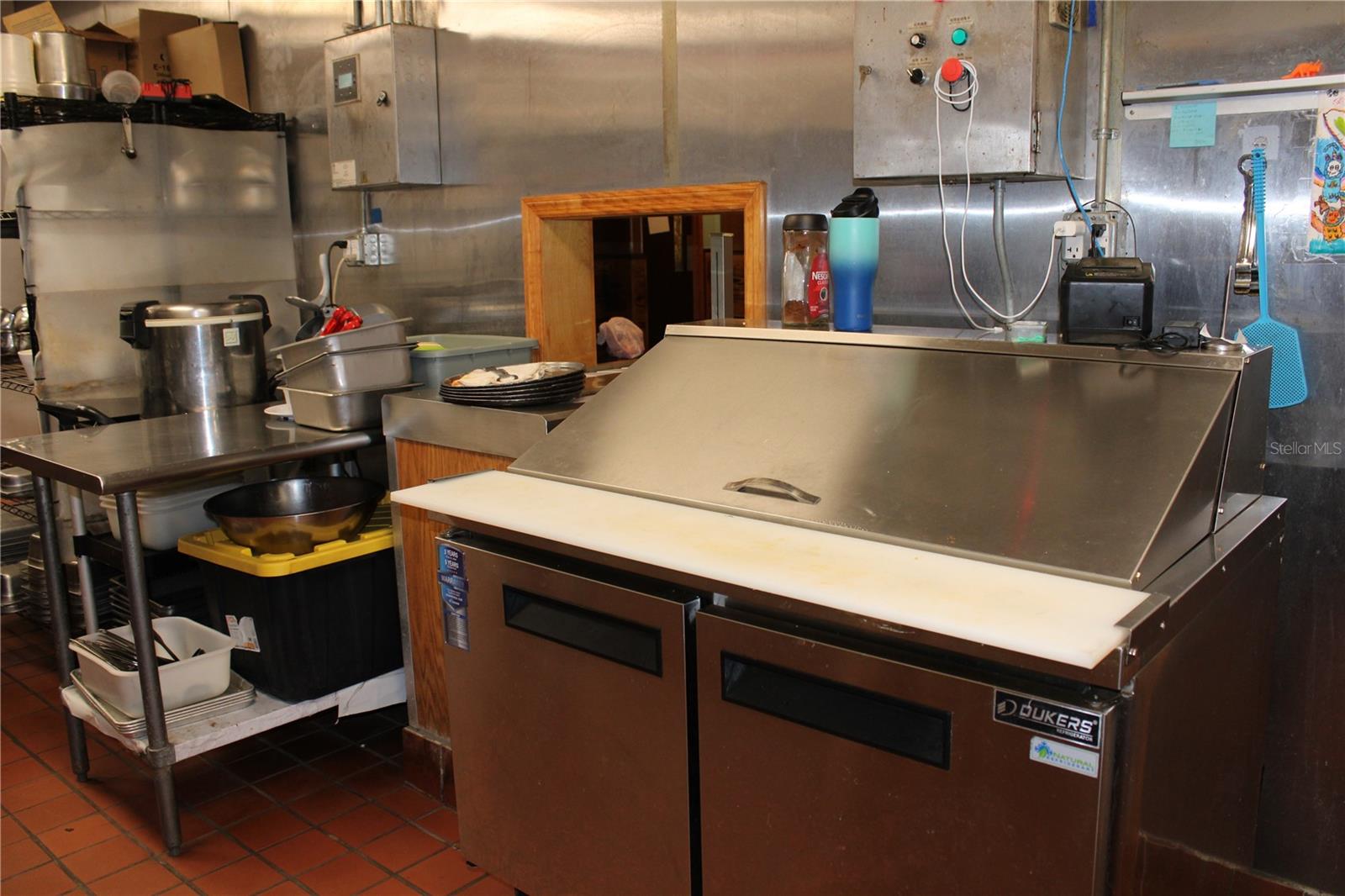 Listing photo id 16 for 5399 Commercial Way