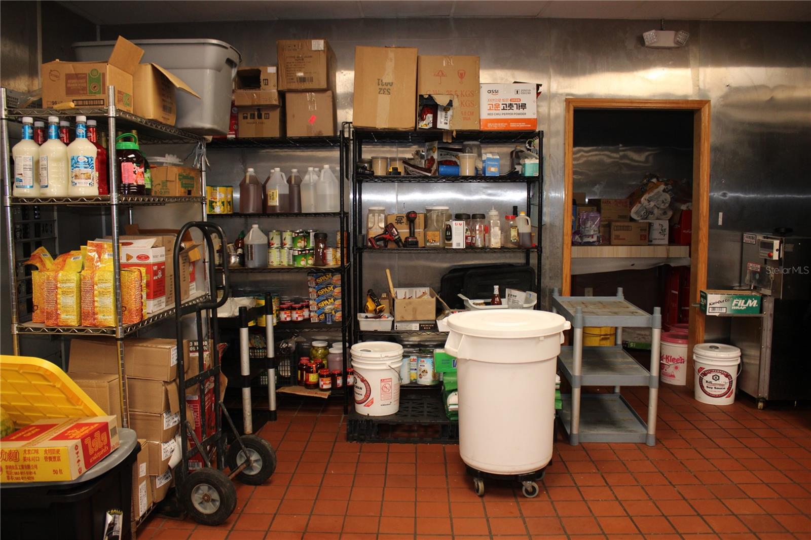 Listing photo id 18 for 5399 Commercial Way