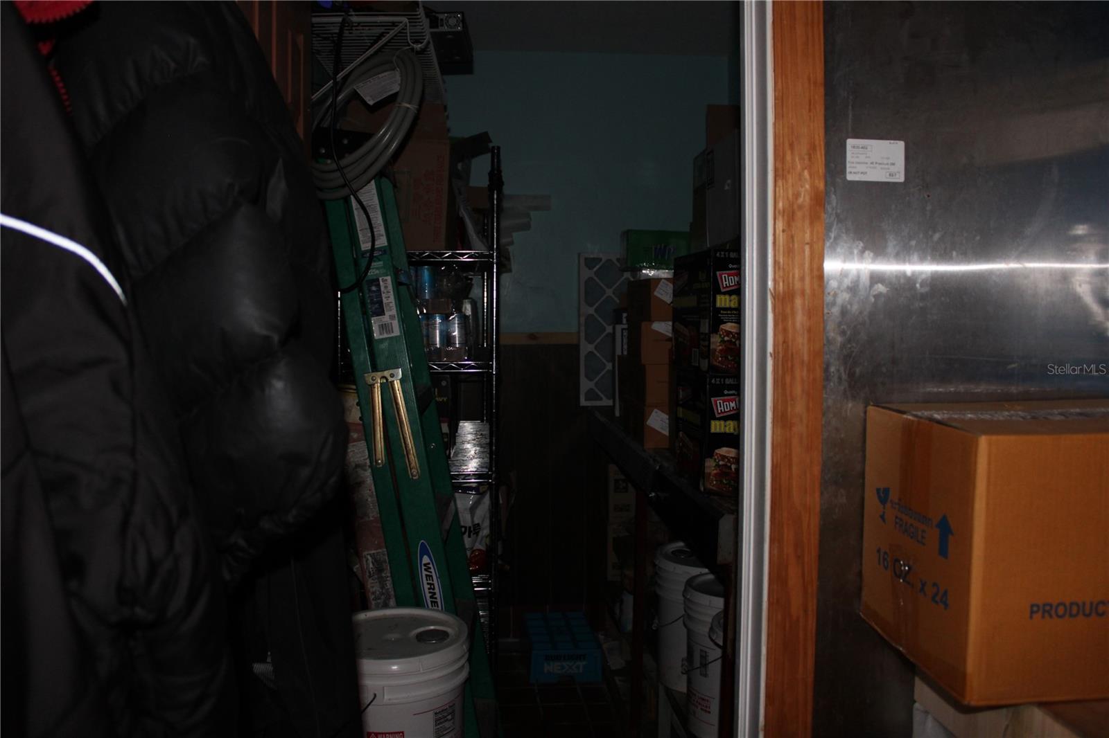 Listing photo id 20 for 5399 Commercial Way