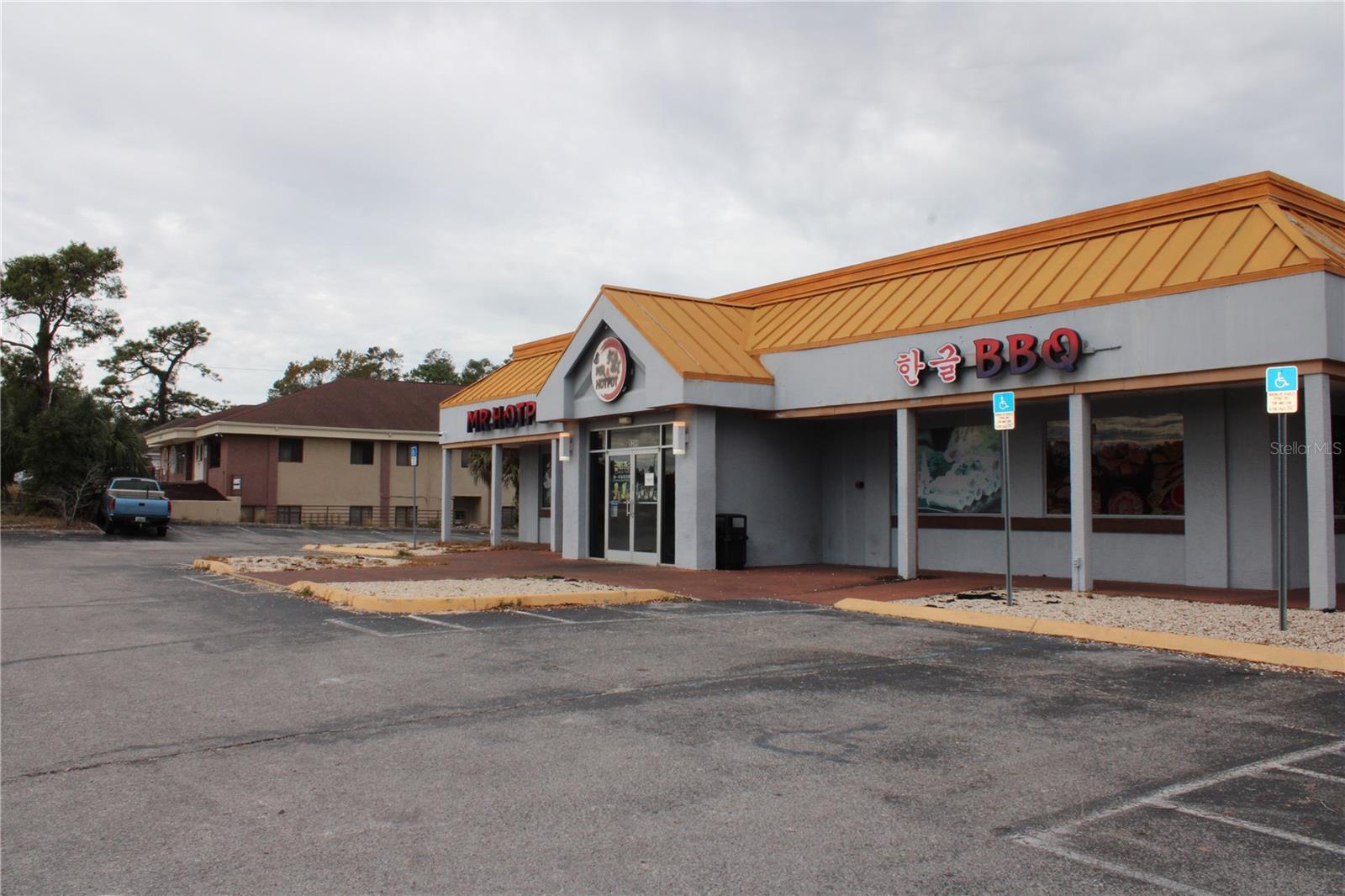 Listing photo id 1 for 5399 Commercial Way