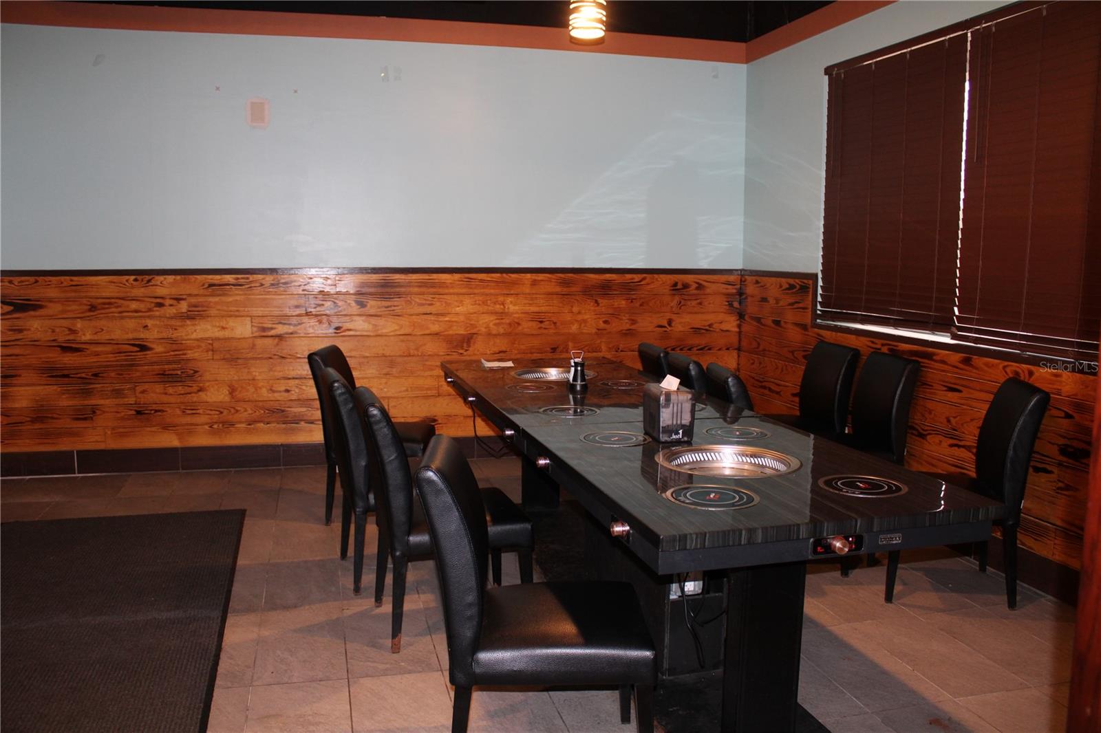 Listing photo id 7 for 5399 Commercial Way