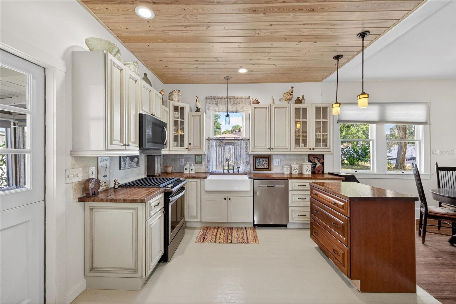 Image 18 of 43 For 6207 Main Street