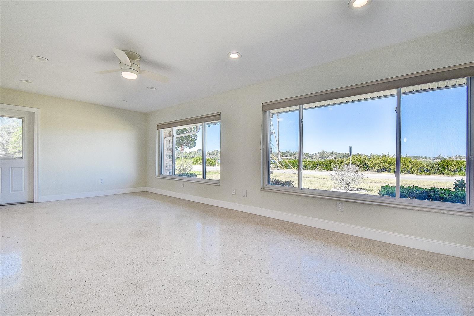 Image 10 of 33 For 809 Whitcomb Boulevard