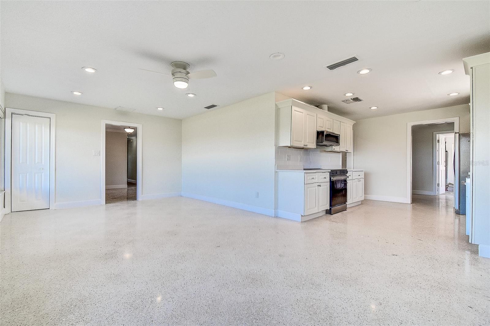 Image 11 of 33 For 809 Whitcomb Boulevard