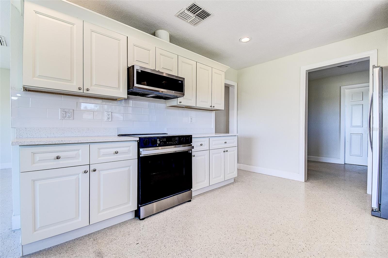 Image 12 of 33 For 809 Whitcomb Boulevard