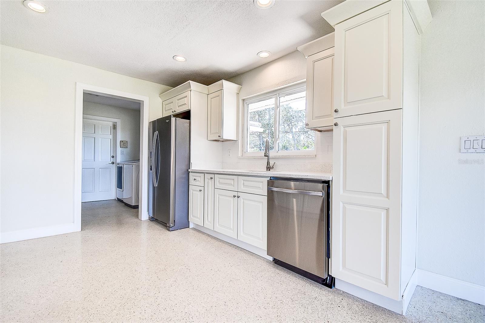 Image 13 of 33 For 809 Whitcomb Boulevard