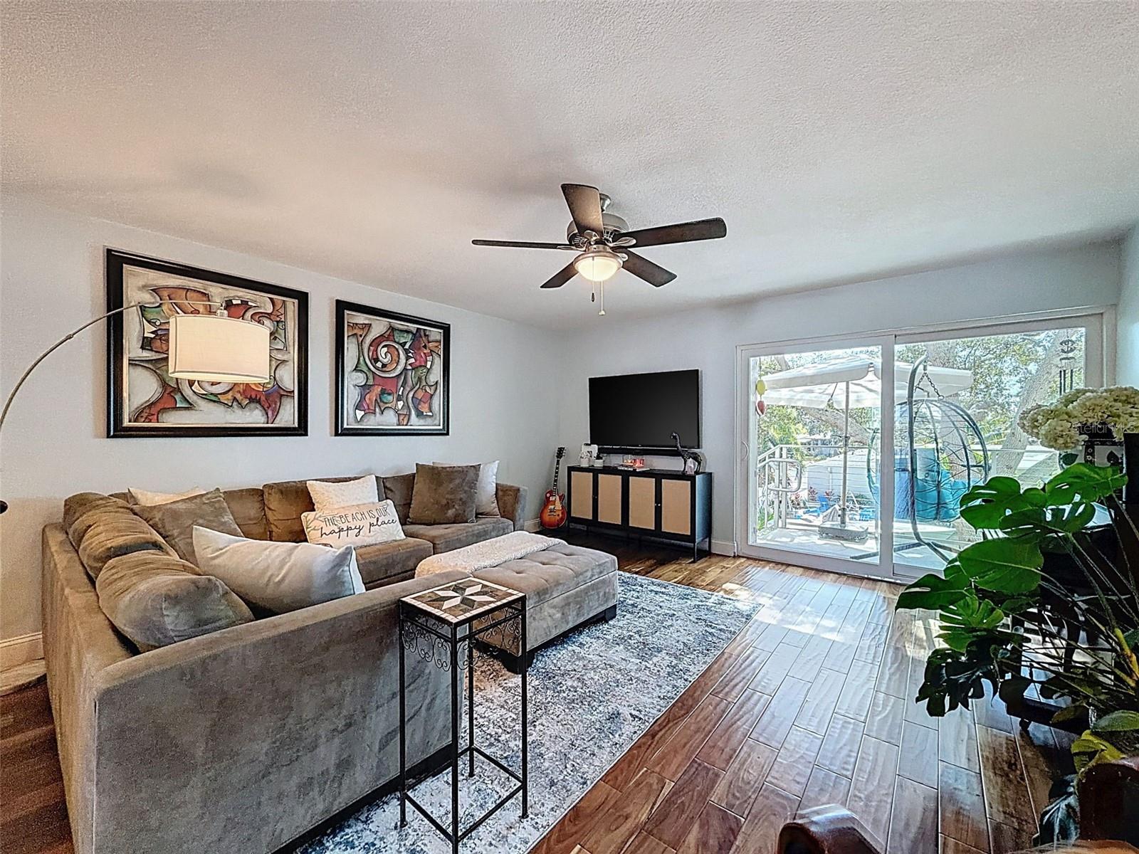 Image 20 of 56 For 433 Paula Drive 23