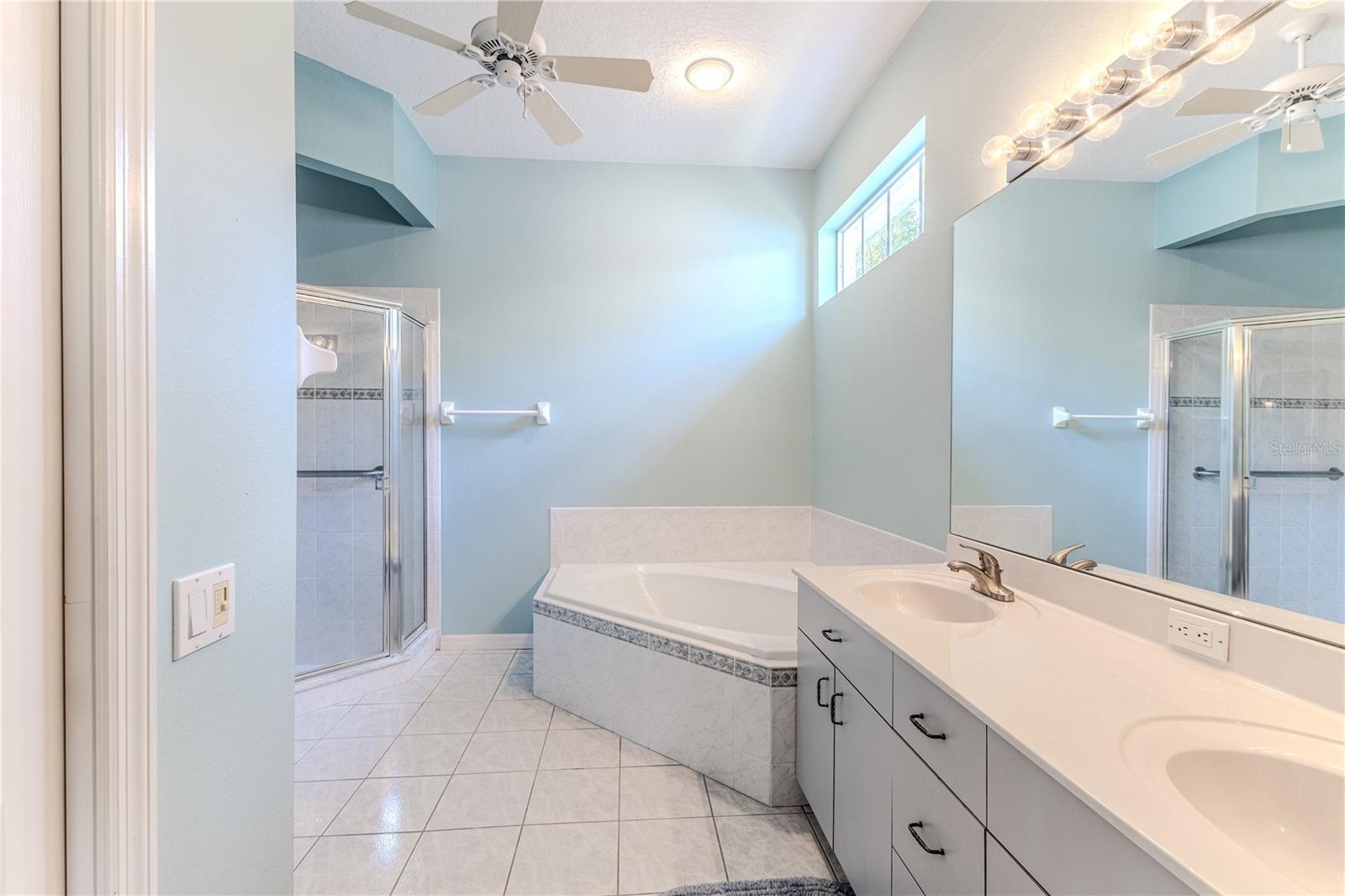 Listing photo id 17 for 15033 Middle Fairway Drive