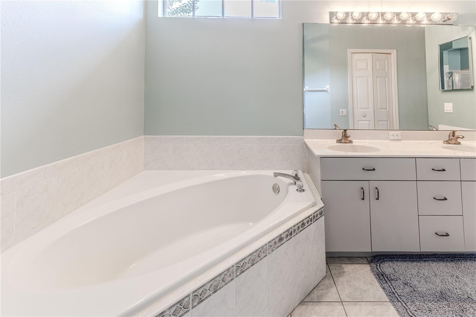 Listing photo id 19 for 15033 Middle Fairway Drive