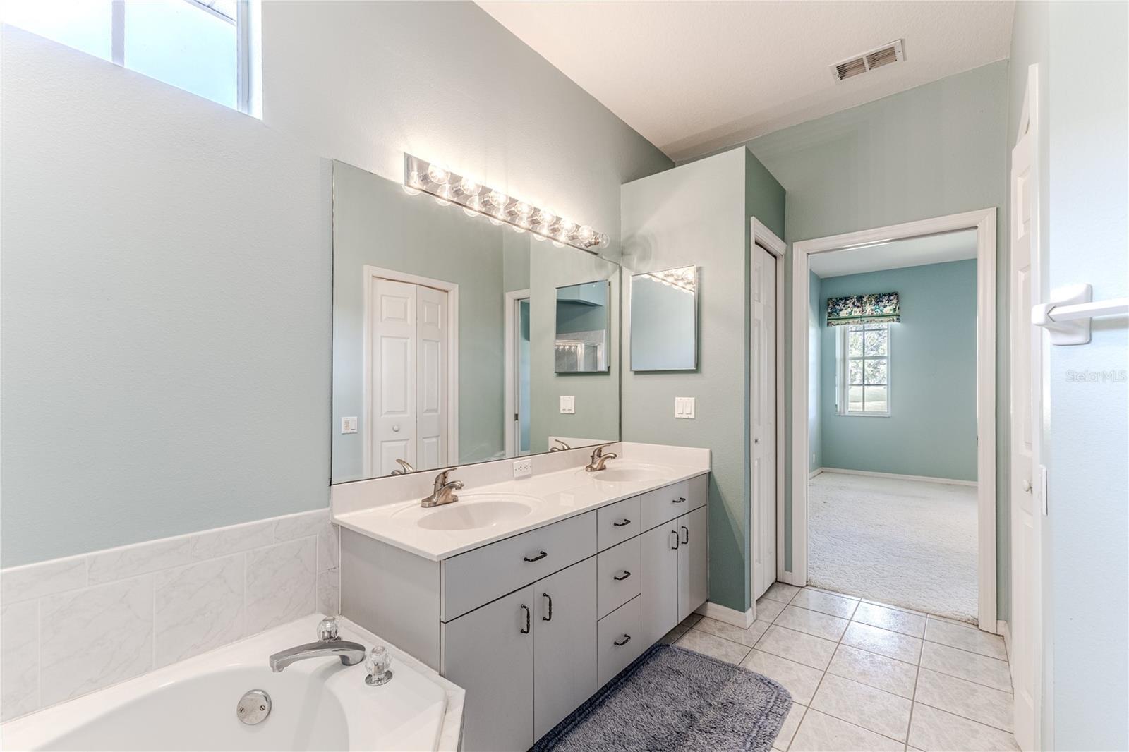 Listing photo id 20 for 15033 Middle Fairway Drive