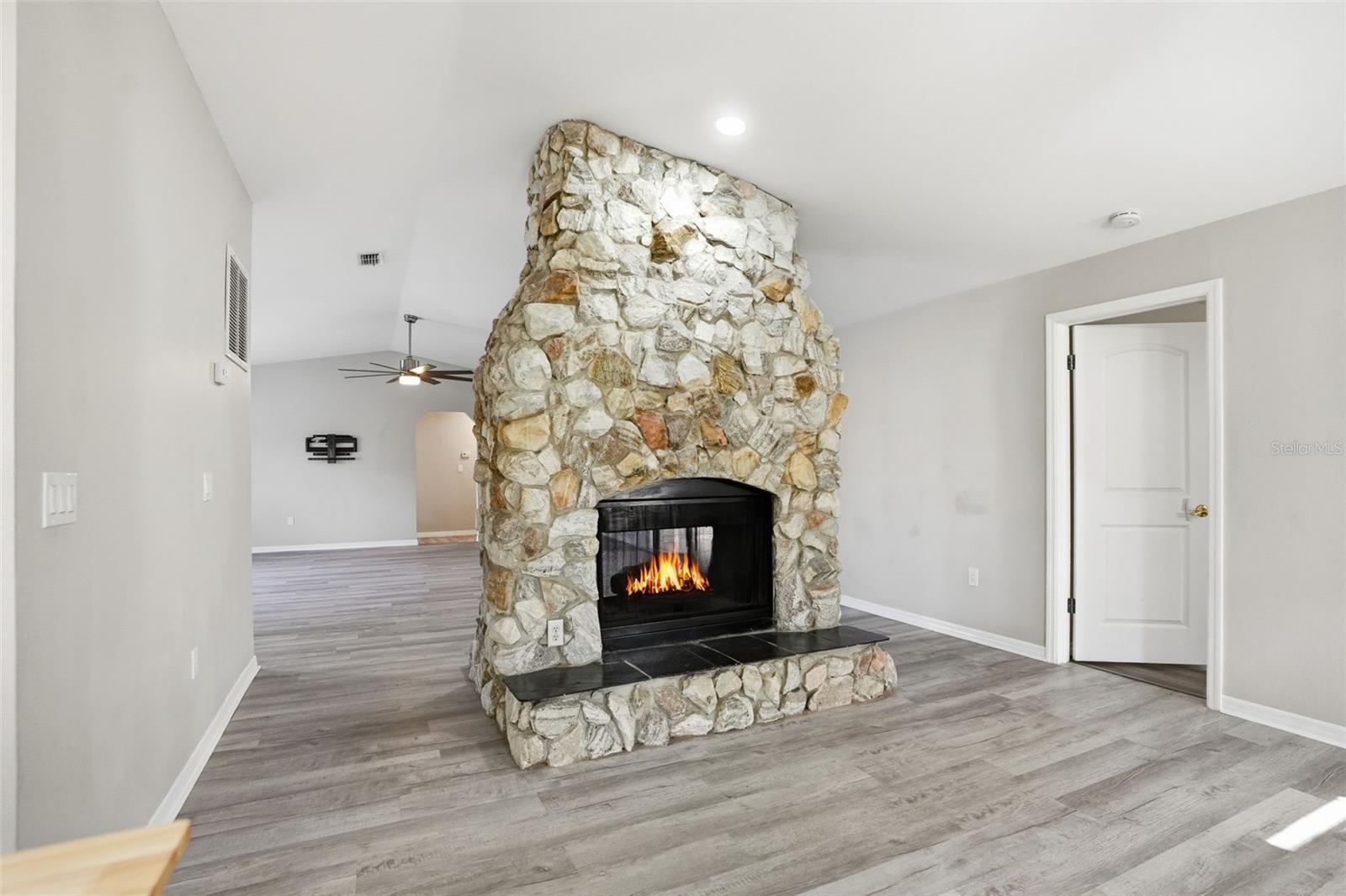 Image 11 of 44 For 7026 Whitethorn Court