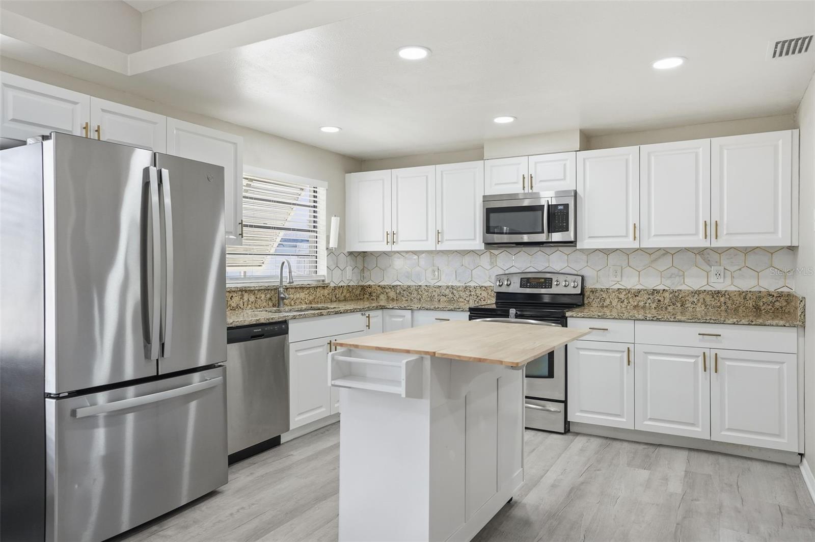 Image 15 of 44 For 7026 Whitethorn Court