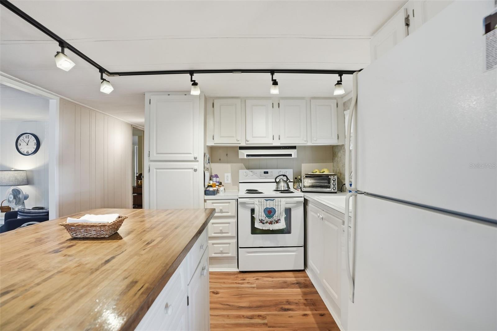 Image 13 of 40 For 7429 Morelli Avenue