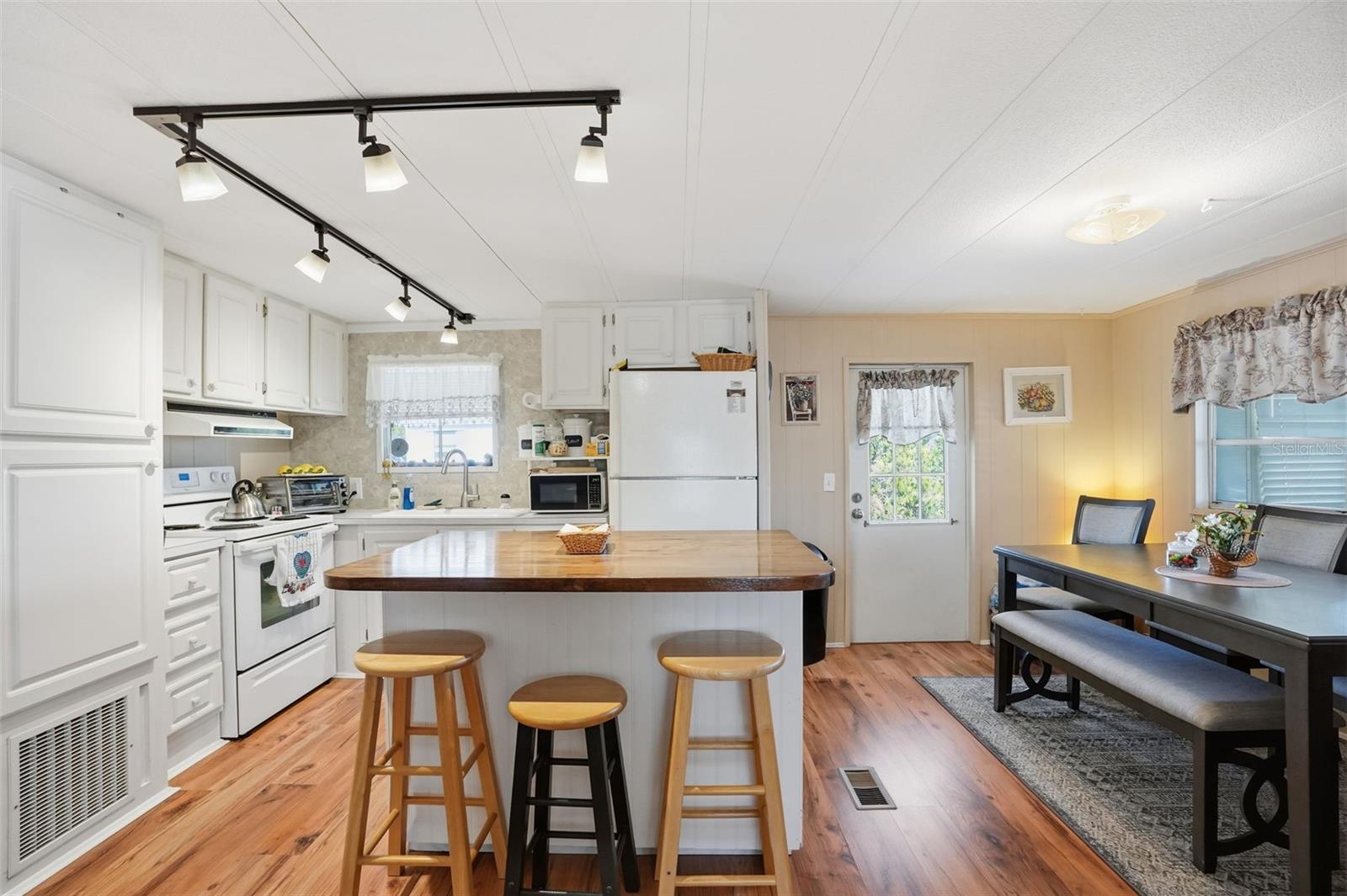 Image 18 of 40 For 7429 Morelli Avenue