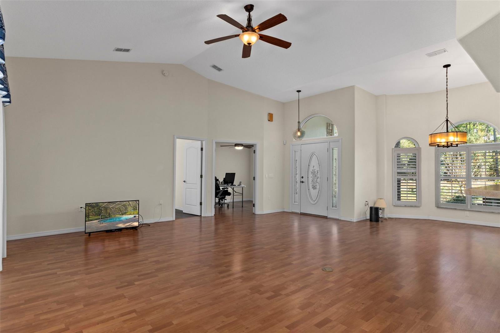 Image 17 of 55 For 5554 Lamp Post Drive